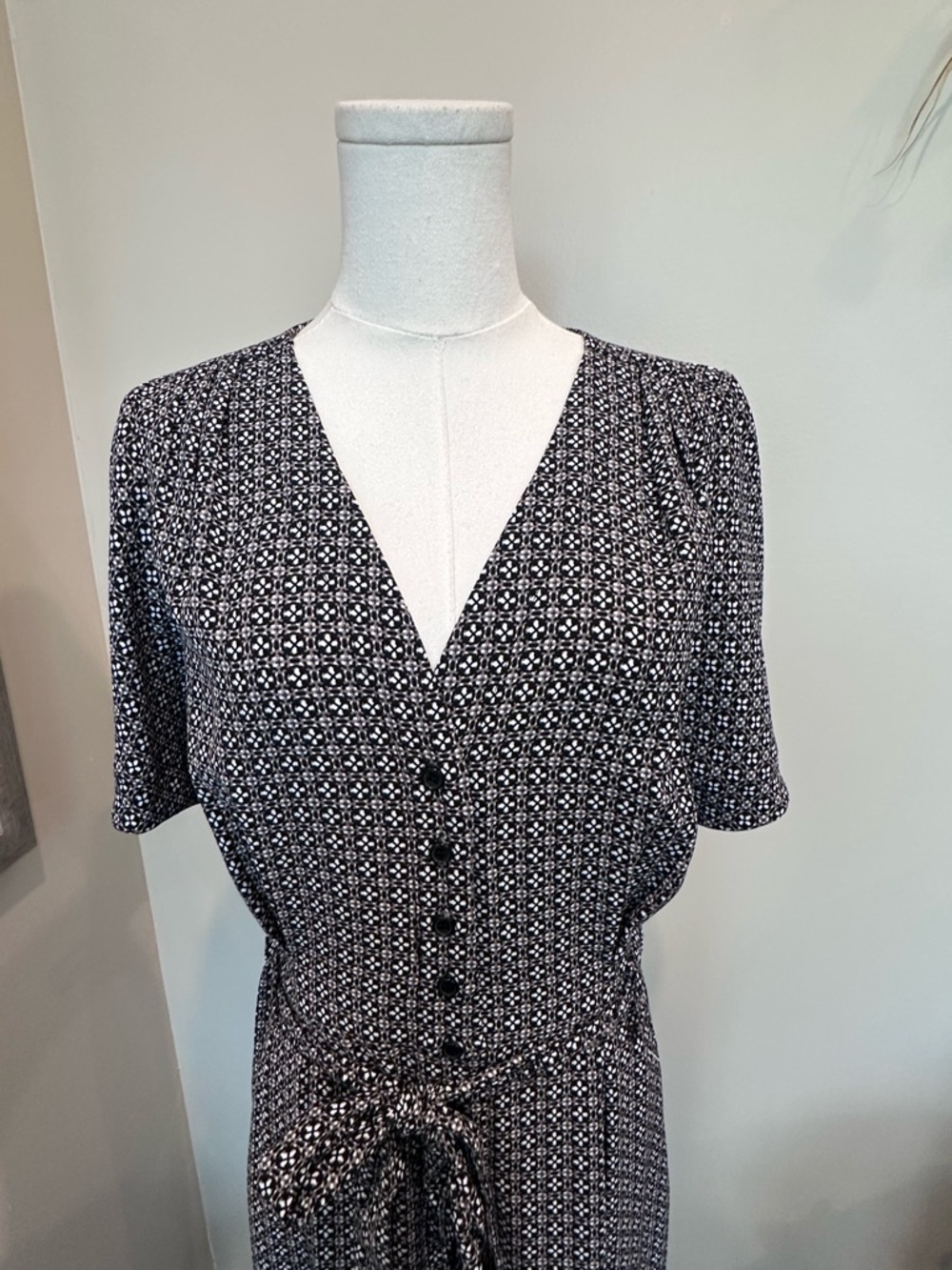Max Studio Black & White Geometric Spot Print V-Neck Tie Waist Jumpsuit M - Picture 3 of 7